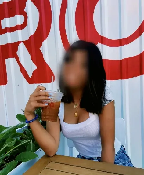 Claudia, 19