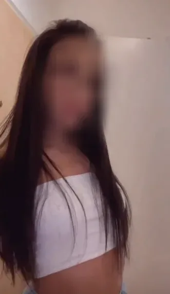 Larissa, 28