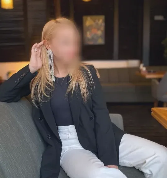 Melanie, 32